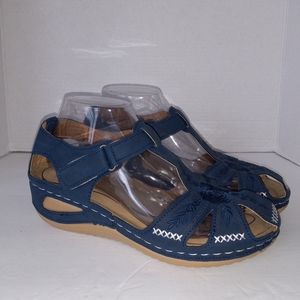 Egmy women's wedge heel with floral embroidery on toes. Size 9.5